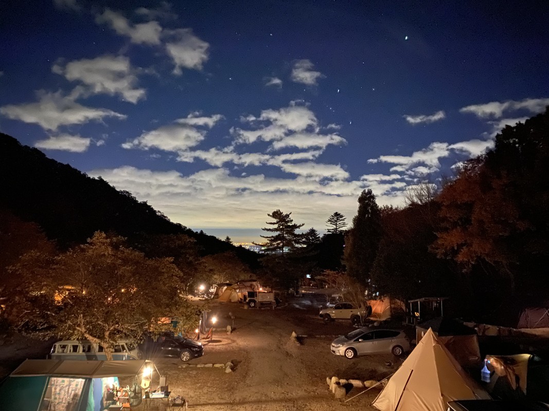 夜は満点の星空と、夜景が見渡せる