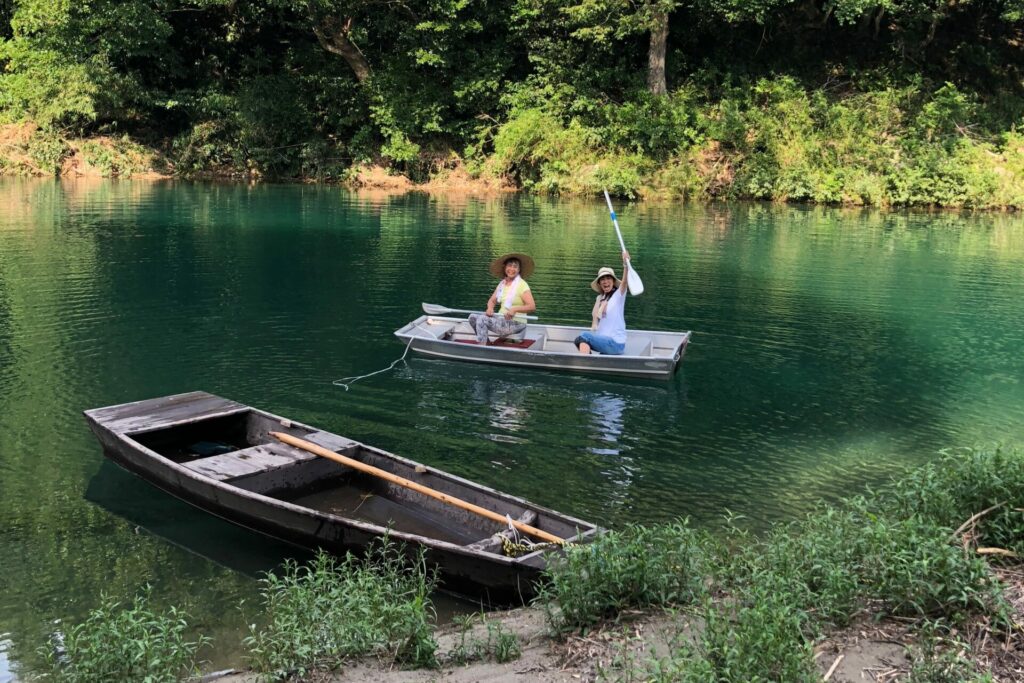 専用の船着き場や手漕ぎの川舟